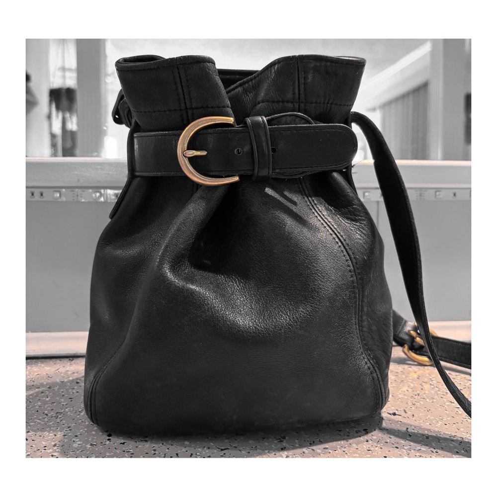 Vintage // Coach Authentic Leather Buckle Crossbody Bucket Bag